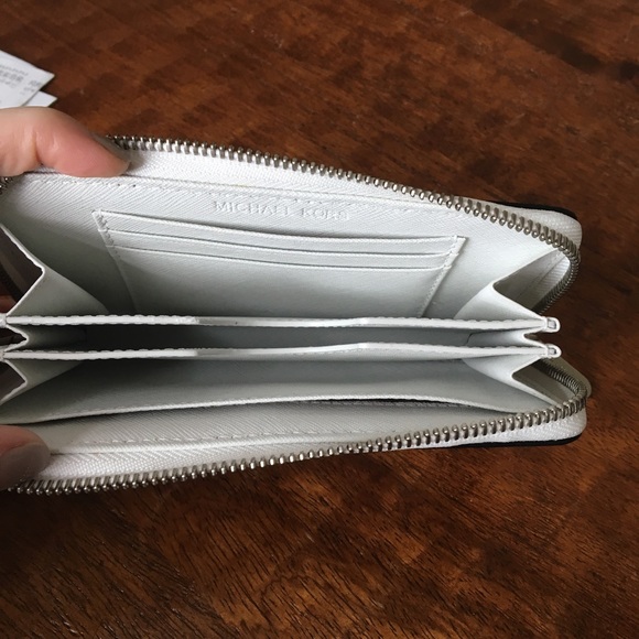 🚫Sold🚫Michael Kors Jet Set Dot Phone Wristlet - Picture 5 of 6