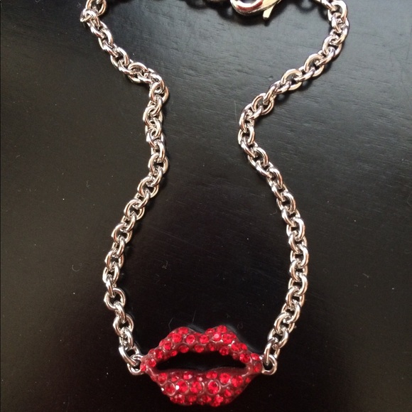 Guess Jewelry - Guess lips bracelet🛍