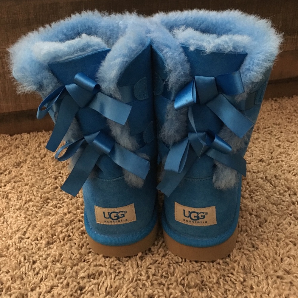 Short Blue UGGS Size 7 Women's with Bows