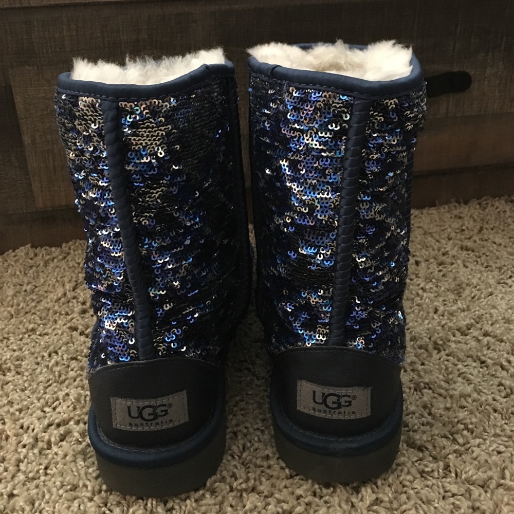 Reversible Sequin Navy Short Women's UGGS Size 7