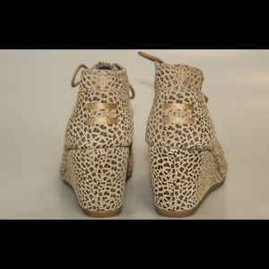 Toms wedge boots size 9m