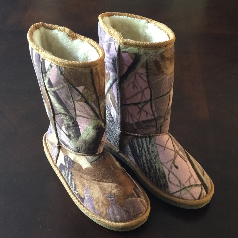 Women's pink camouflage boots size 7 1/2.