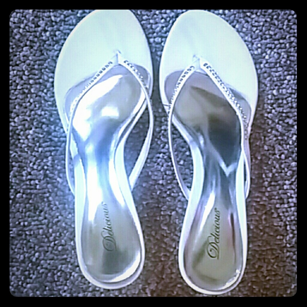 Delicious sz 9 flip flop heels