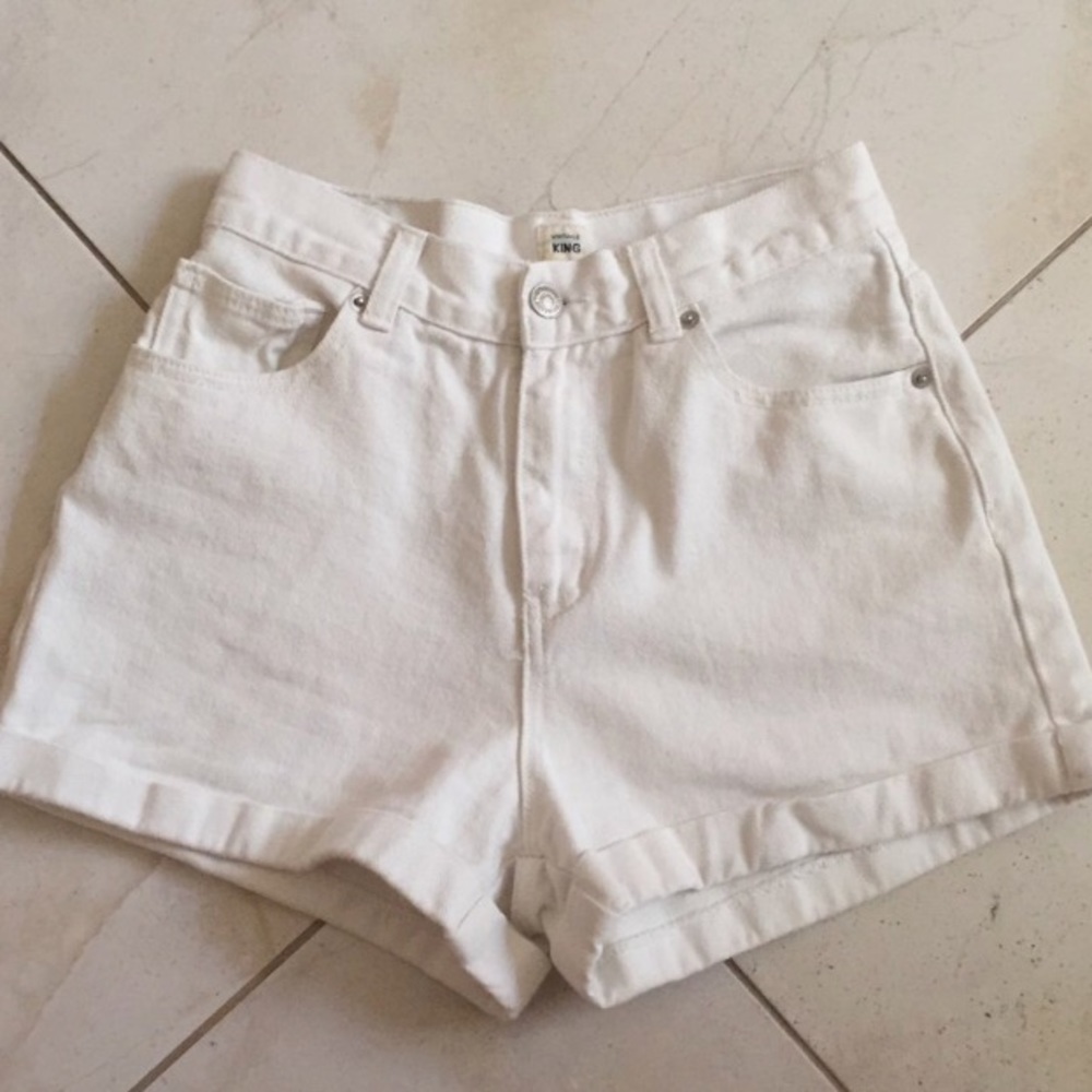 White vintage King shorts. 25w high rise