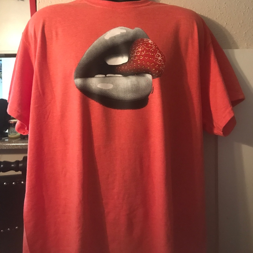 💋❤️Fashion Short Sleeve Woman "Lips" Tee. size XL