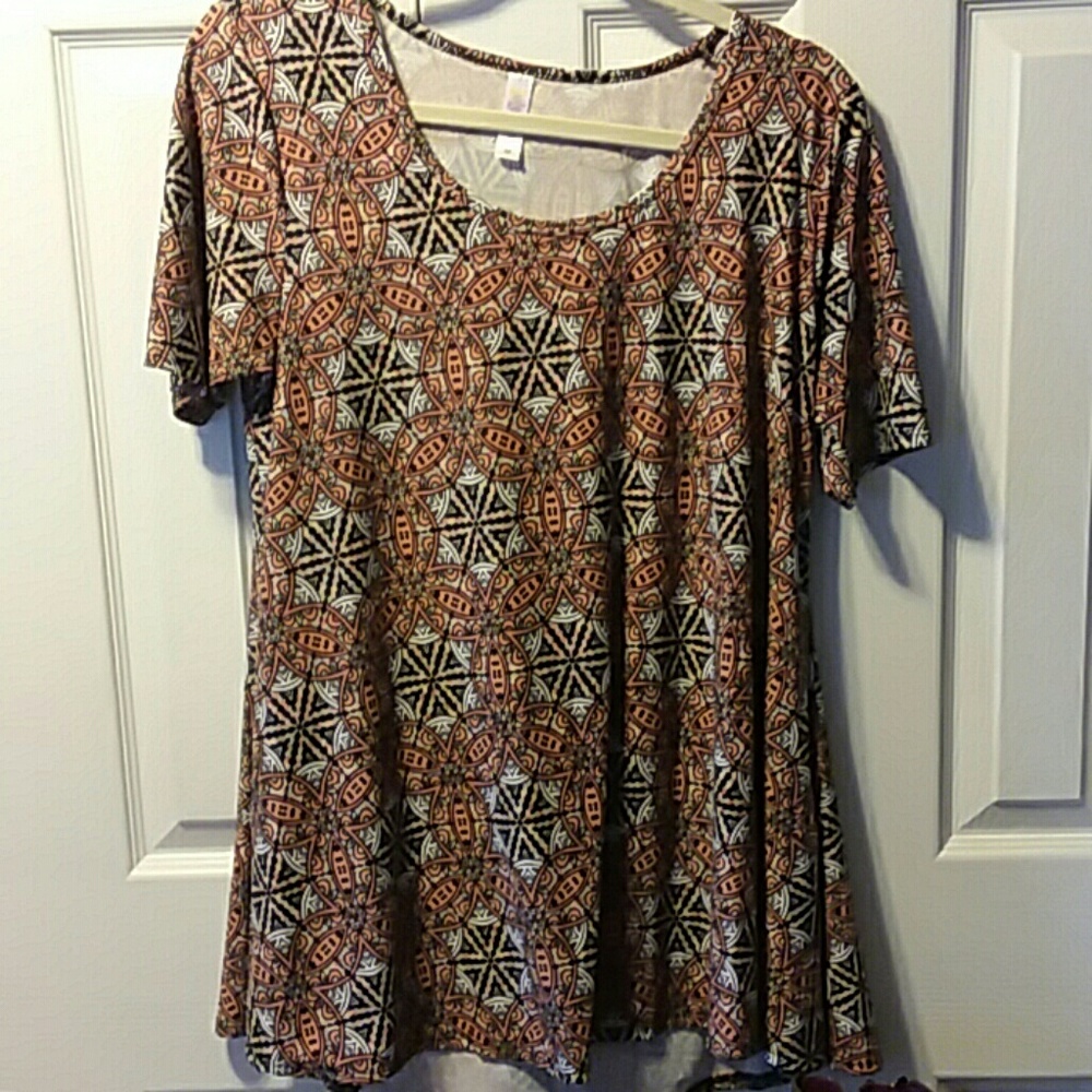 Pretty LuLaRoe Perfect Tee  M