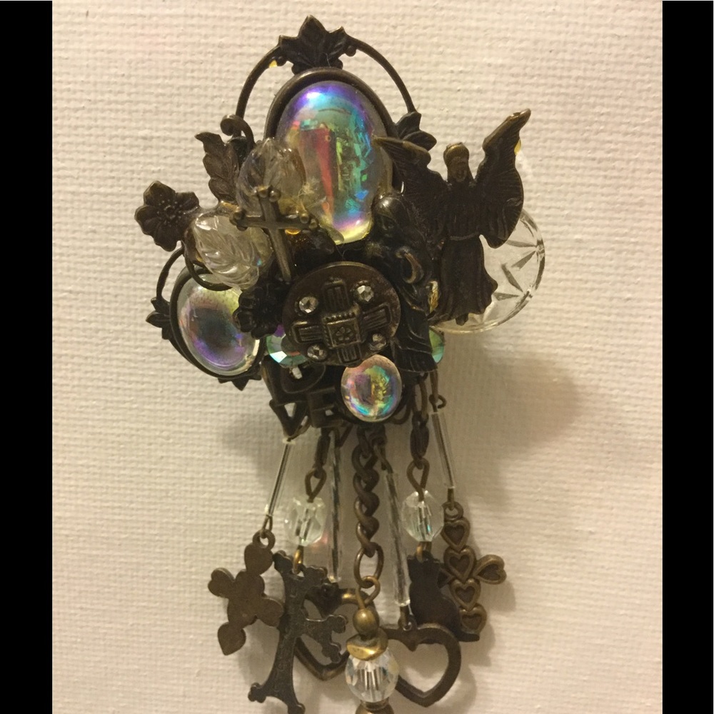Vintage inspired Brooch. Vintage inspired