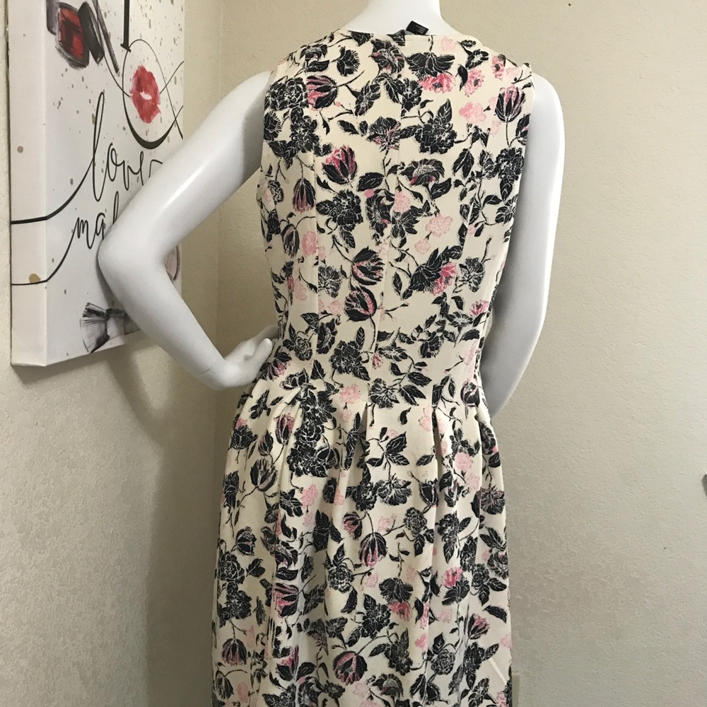 🌸🌺 FLORAL DRESS 🌺🌸 - Picture 2 of 3