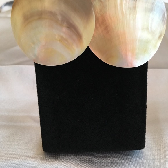 DISCOUNTED Vintage Large MOP Shell Earrings. - Picture 2 of 6