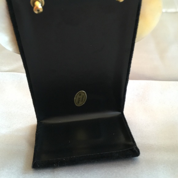 DISCOUNTED Vintage Large MOP Shell Earrings. - Picture 3 of 6