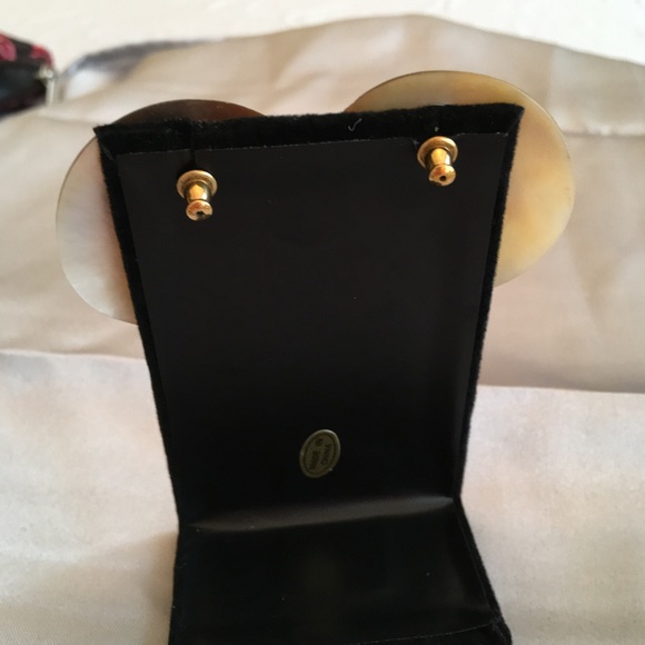 DISCOUNTED Vintage Large MOP Shell Earrings. - Picture 4 of 6