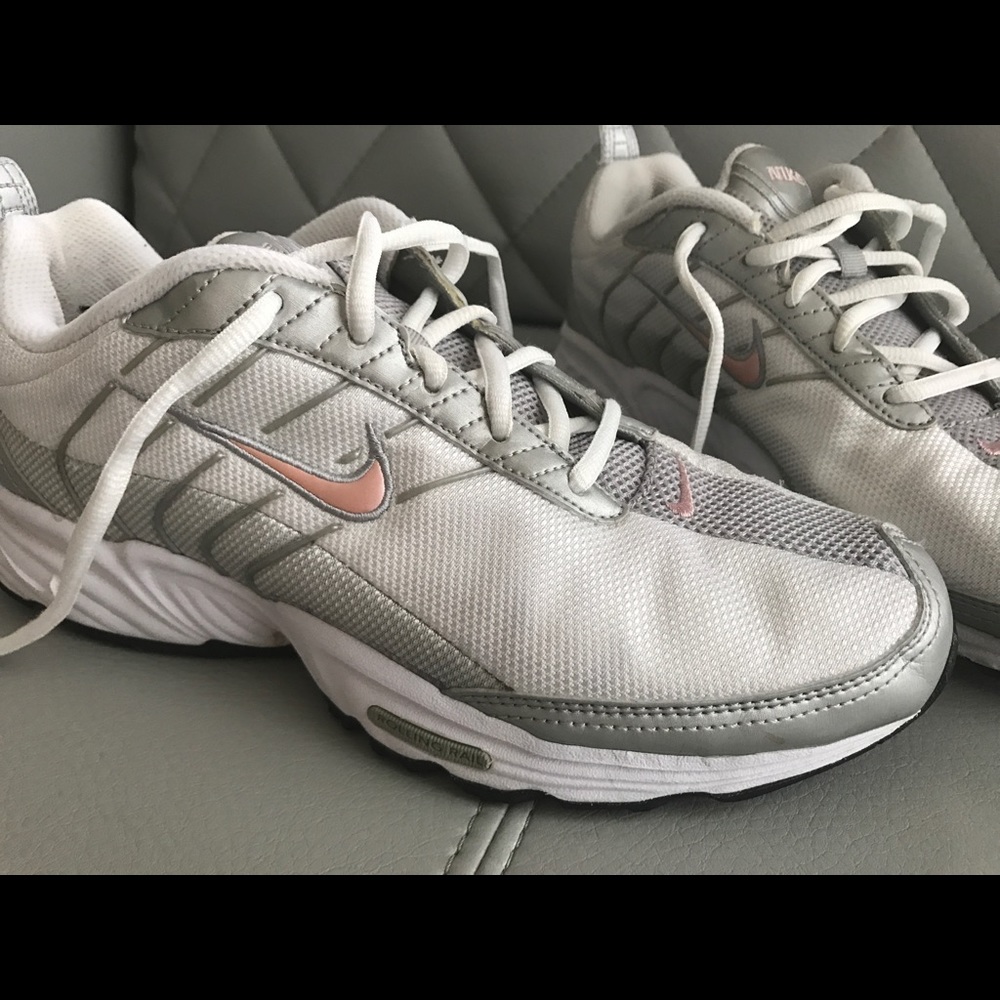 NIKE WOMENS Sneakers 👟 ✨