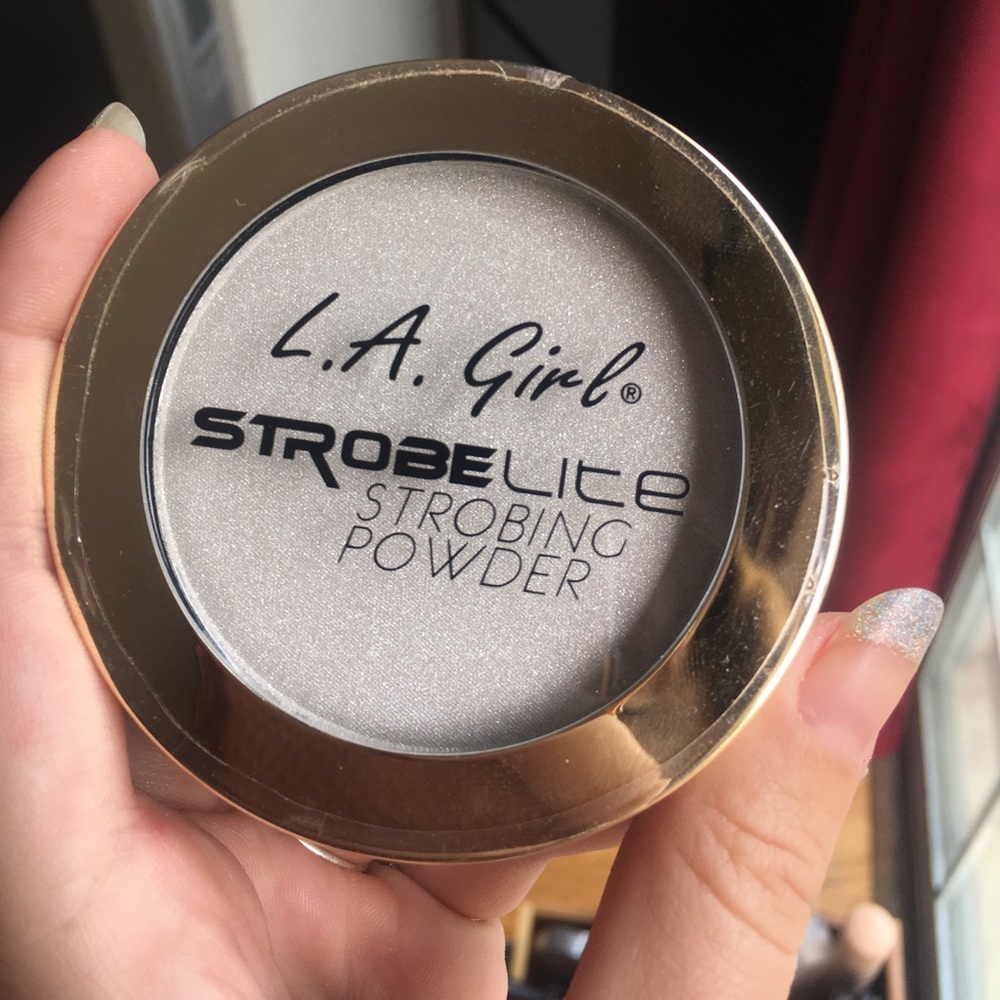 UNOPENED L.A. Girl Strobing Powder