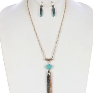 ⚡️SALE⚡️ Feather Pendant Necklace and Earring Set