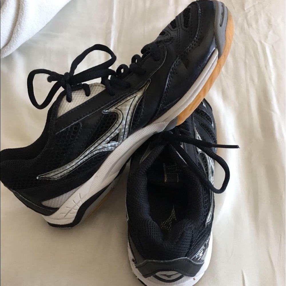 Mizuno Volleyball shoes Size 7