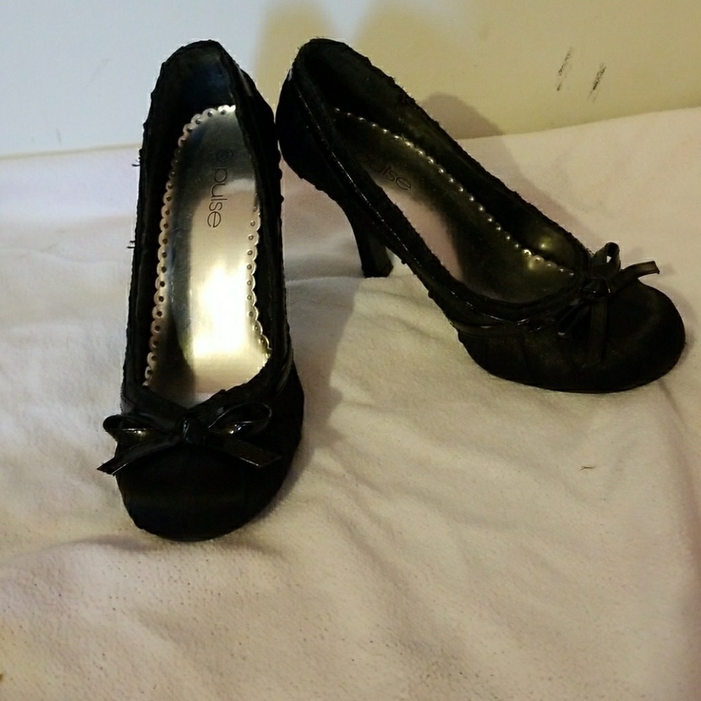 Black bow heels