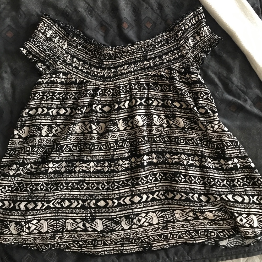 Off the shoulder shrug top with tribal print