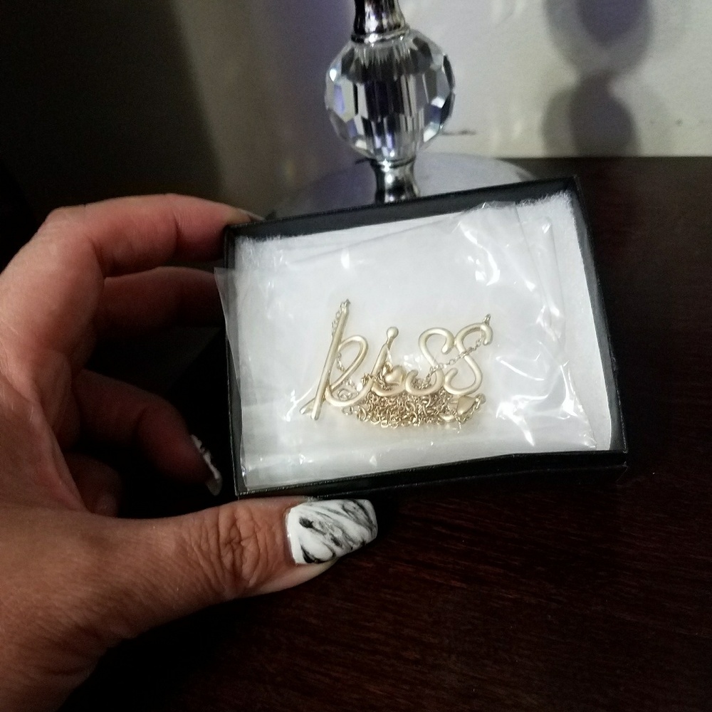Kiss necklace