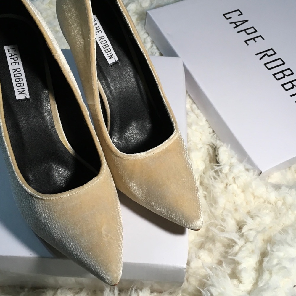 Champagne Suede Pump Heels 👠 - Picture 7 of 8