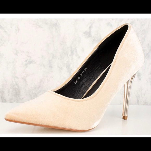 Champagne Suede Pump Heels 👠 - Picture 3 of 8