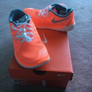 New in box youth Nike free 5.0 size 4.5 y bright