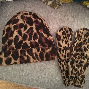 New never worn hat and glove set