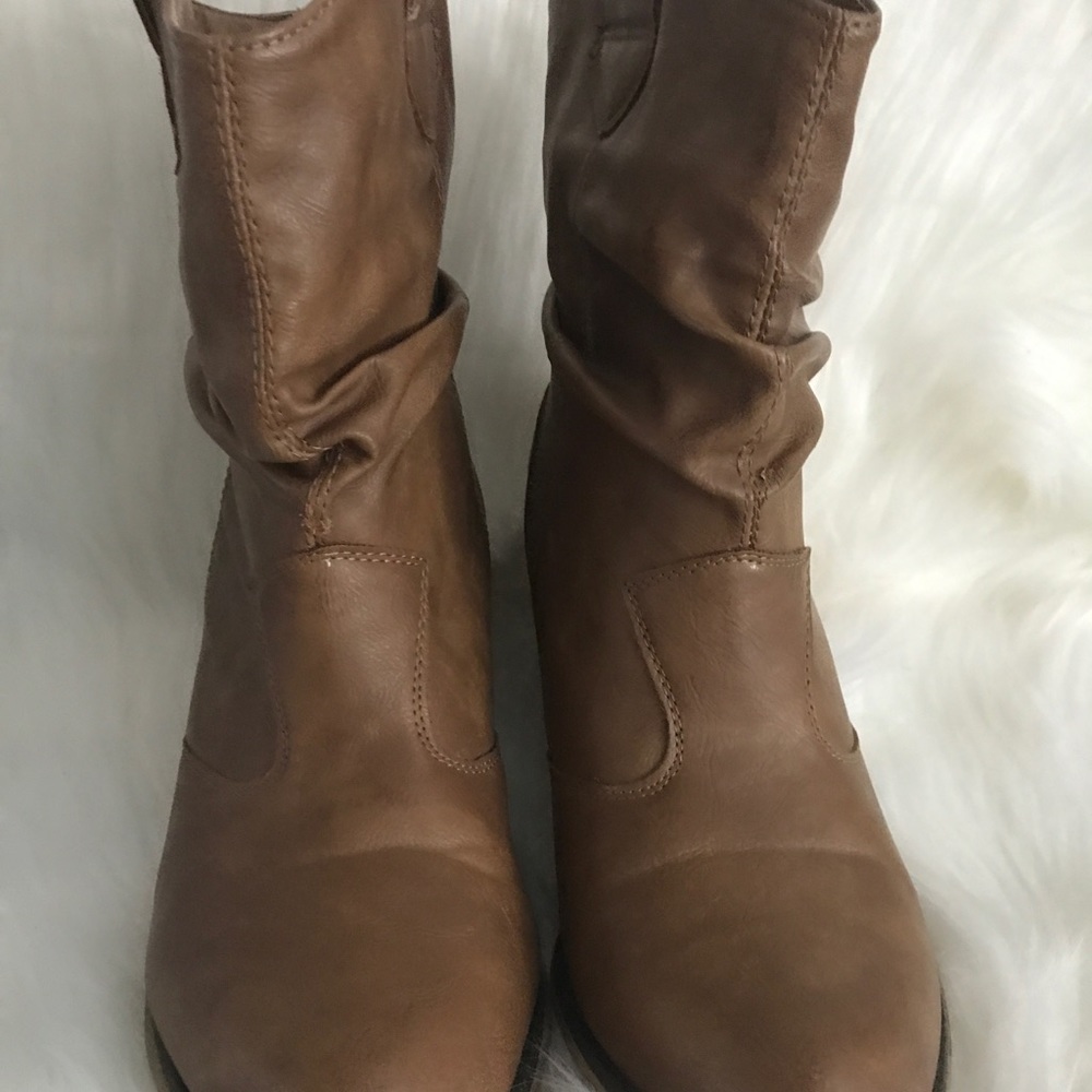 Delia light brown trendy ankle boot size 9