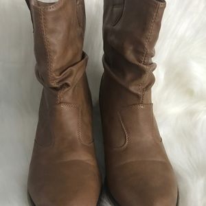 Delia light brown trendy ankle boot size 9
