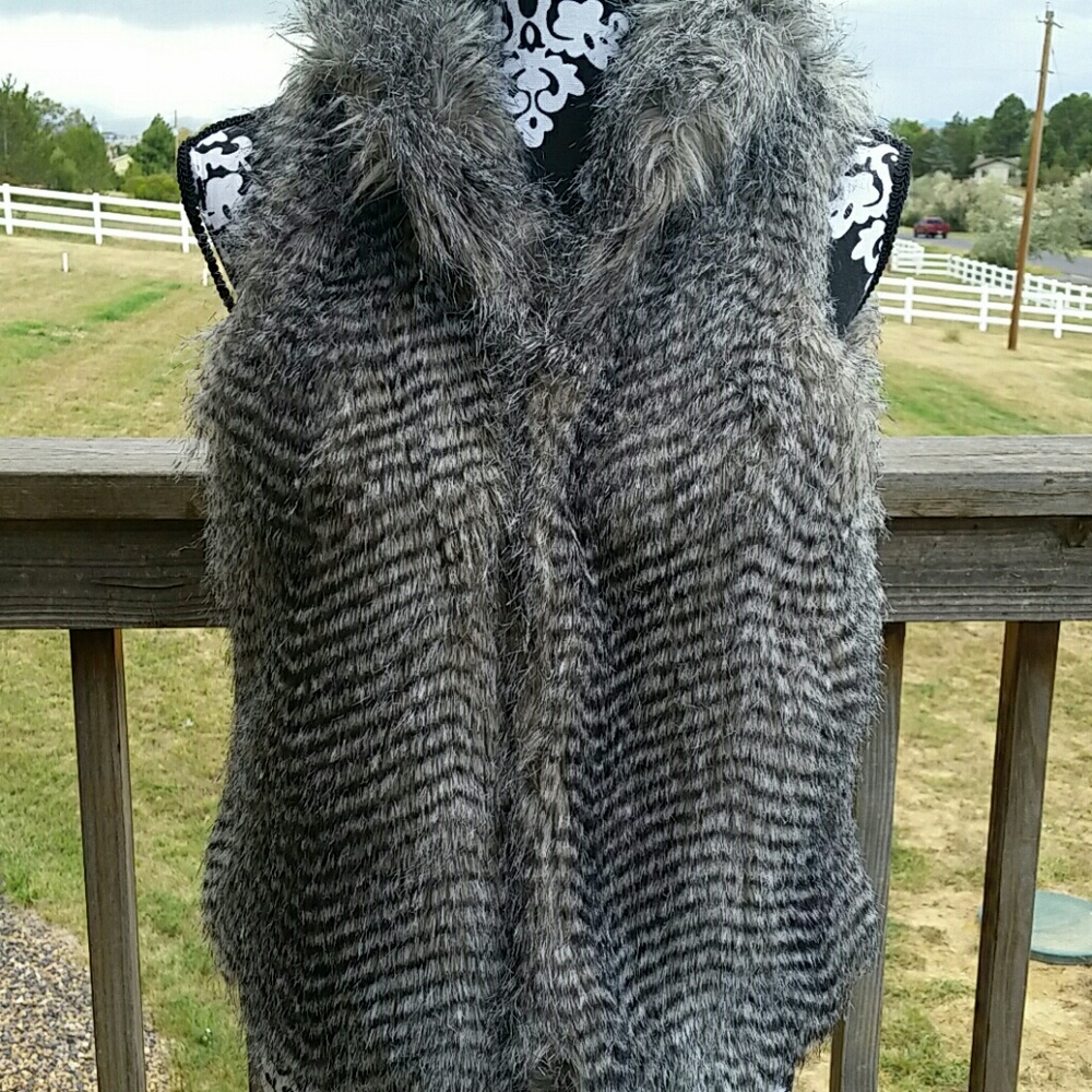 NWOT Gorgeous and soft faux fur vest, M