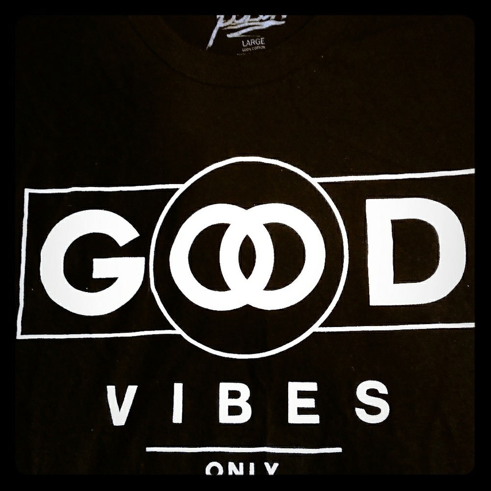 Graphic tee. "GOOD VIBES ONLY"