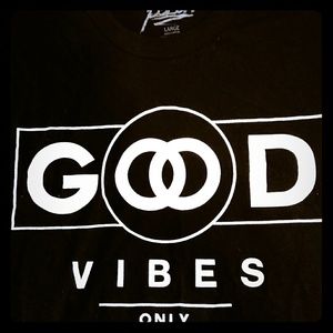 Graphic tee. "GOOD VIBES ONLY"