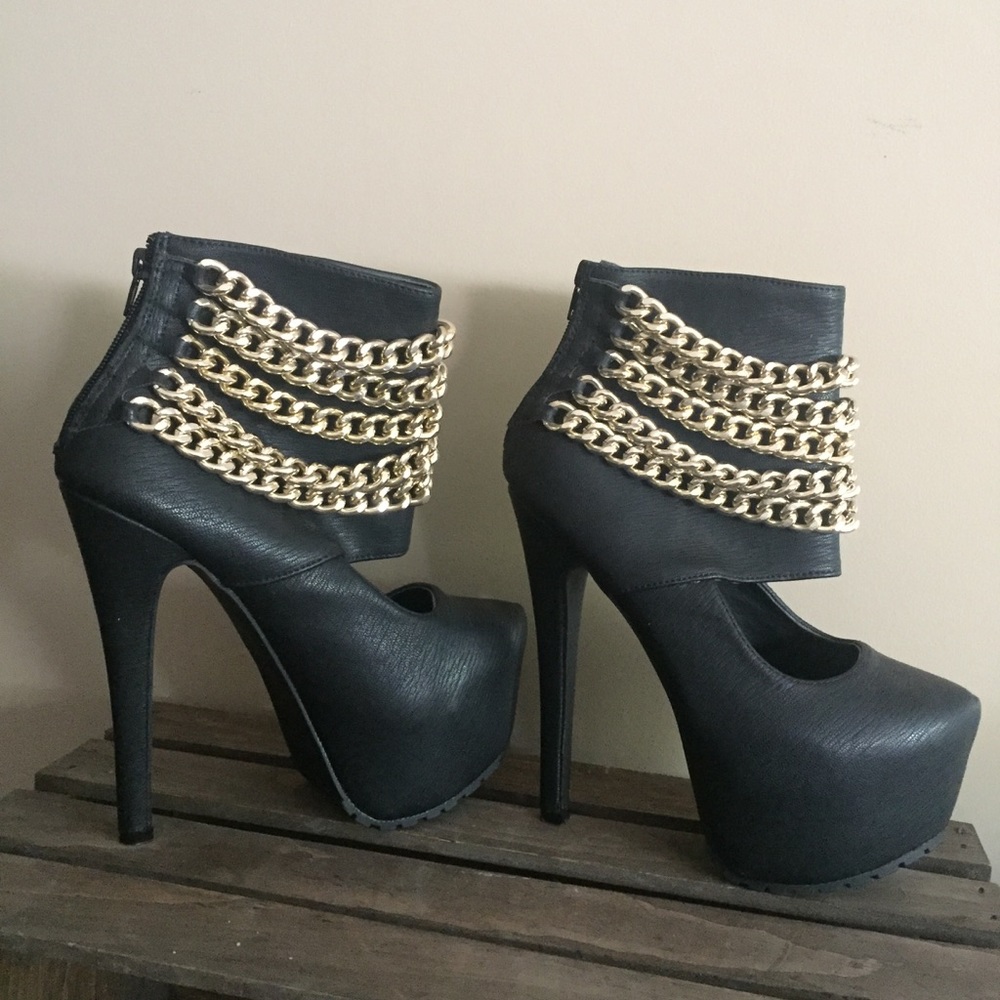 Black Steve Madden Stiletto bootie with gold chain