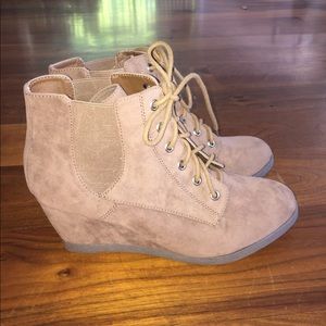 Beige Wedge Booties!🍁