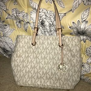 Selling this large Michael Kors Jet Set Purse