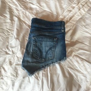 Medium rinse short shorts