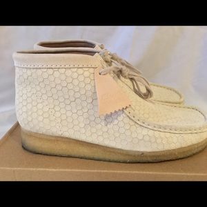 Size 9 Honeycomb wallabee.