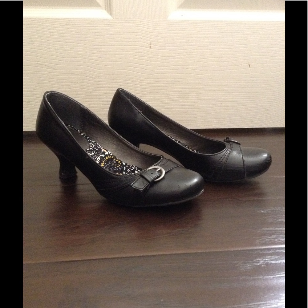 Comfy black shoes w low heel and buckle detail