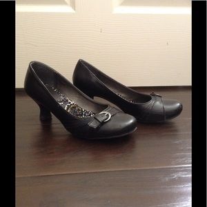 Comfy black shoes w low heel and buckle detail