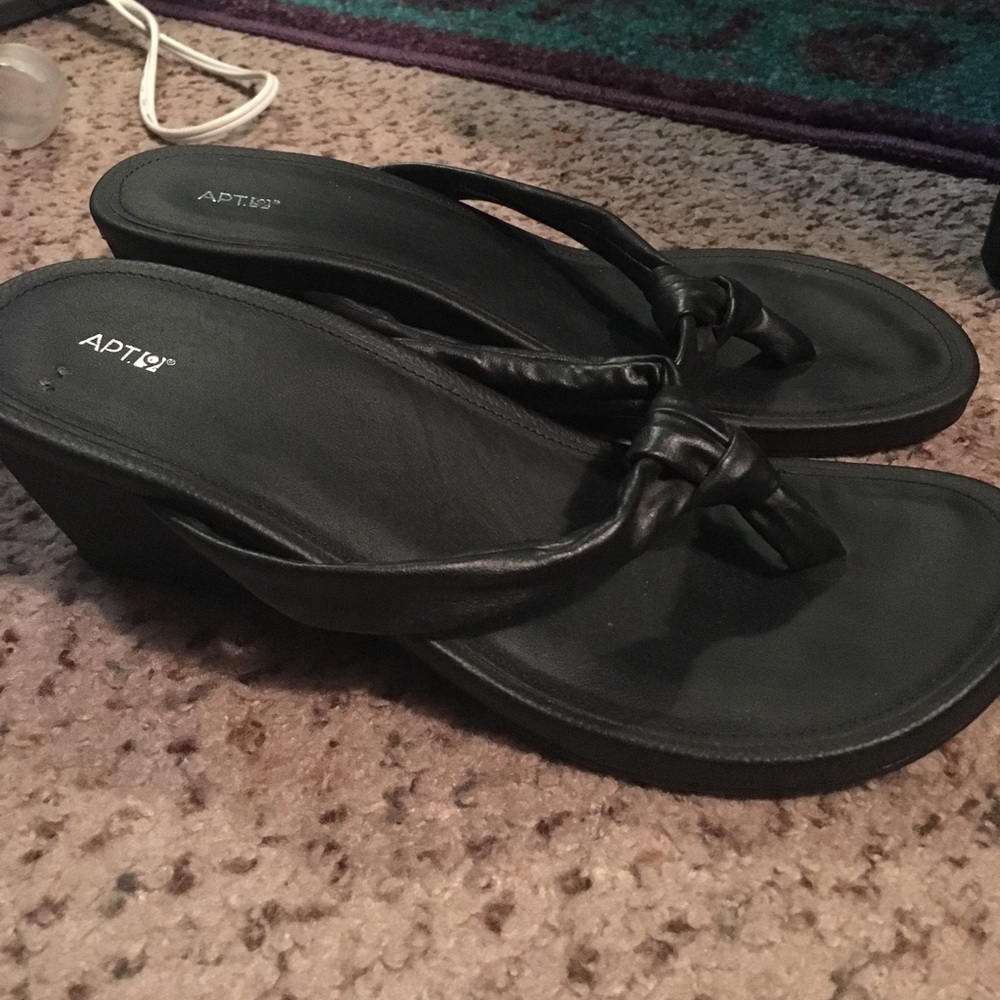 APT 9 flip flop short wedges. Size 9 1/2