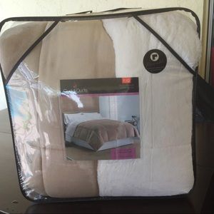 Cuddl duds F/Q reversible Sherpa comforter NWT