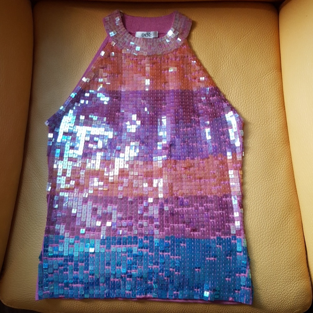 SOLD!!!!!!  SALE!!!!❤❤Amazing versatile top!