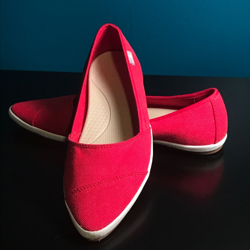 Sanuk slip on sneakers NWOT