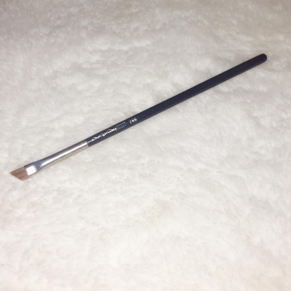 M A C 266 Angled Brush