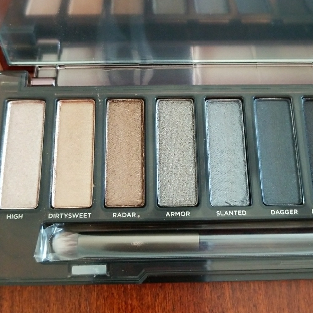 🎁NIB Urban Decay Naked Smoky Eyeshadow Palette - Picture 7 of 8