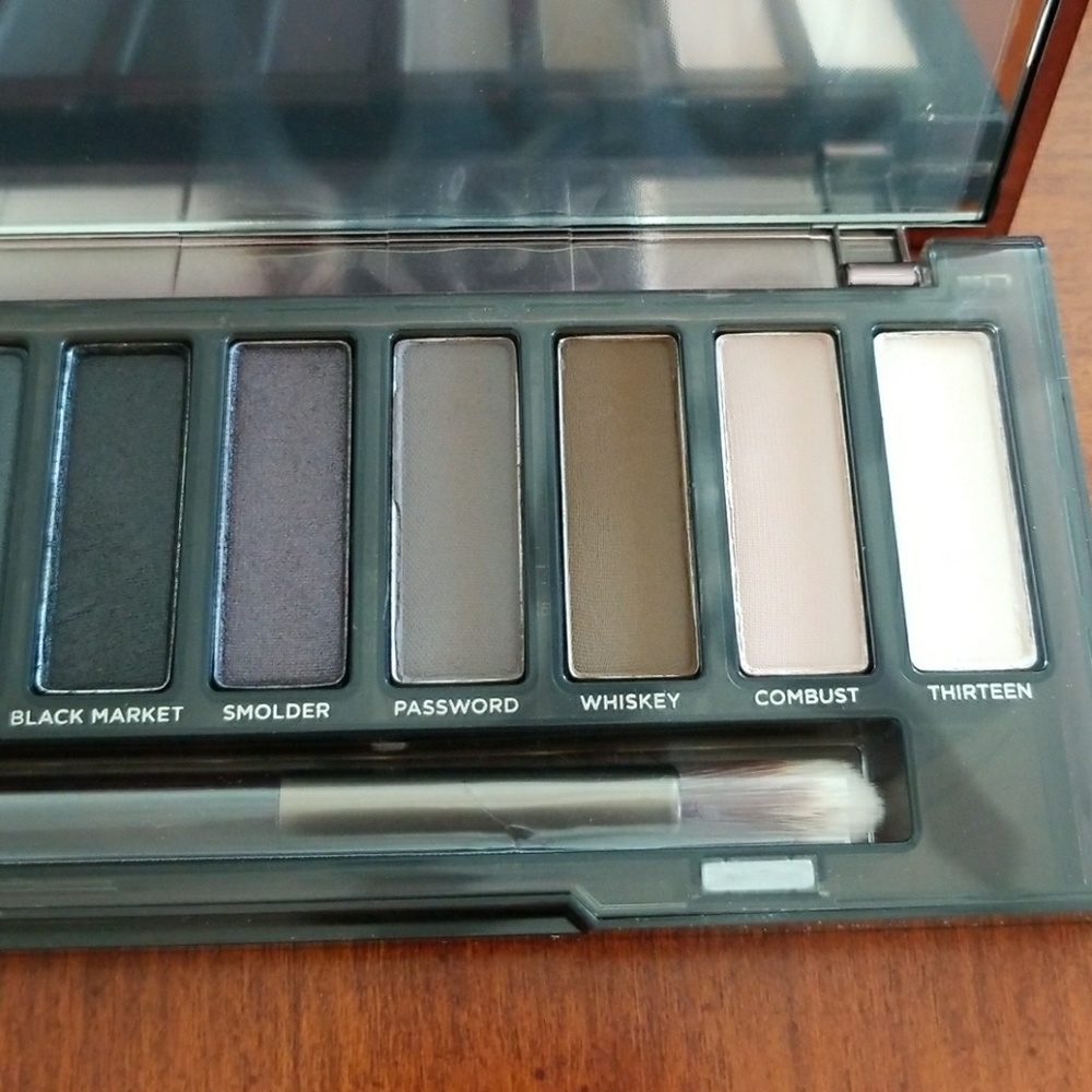 🎁NIB Urban Decay Naked Smoky Eyeshadow Palette - Picture 8 of 8