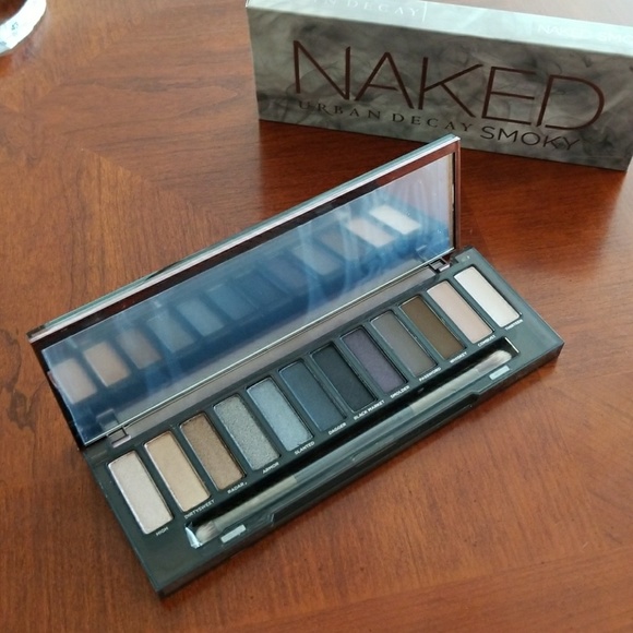 🎁NIB Urban Decay Naked Smoky Eyeshadow Palette - Picture 6 of 8