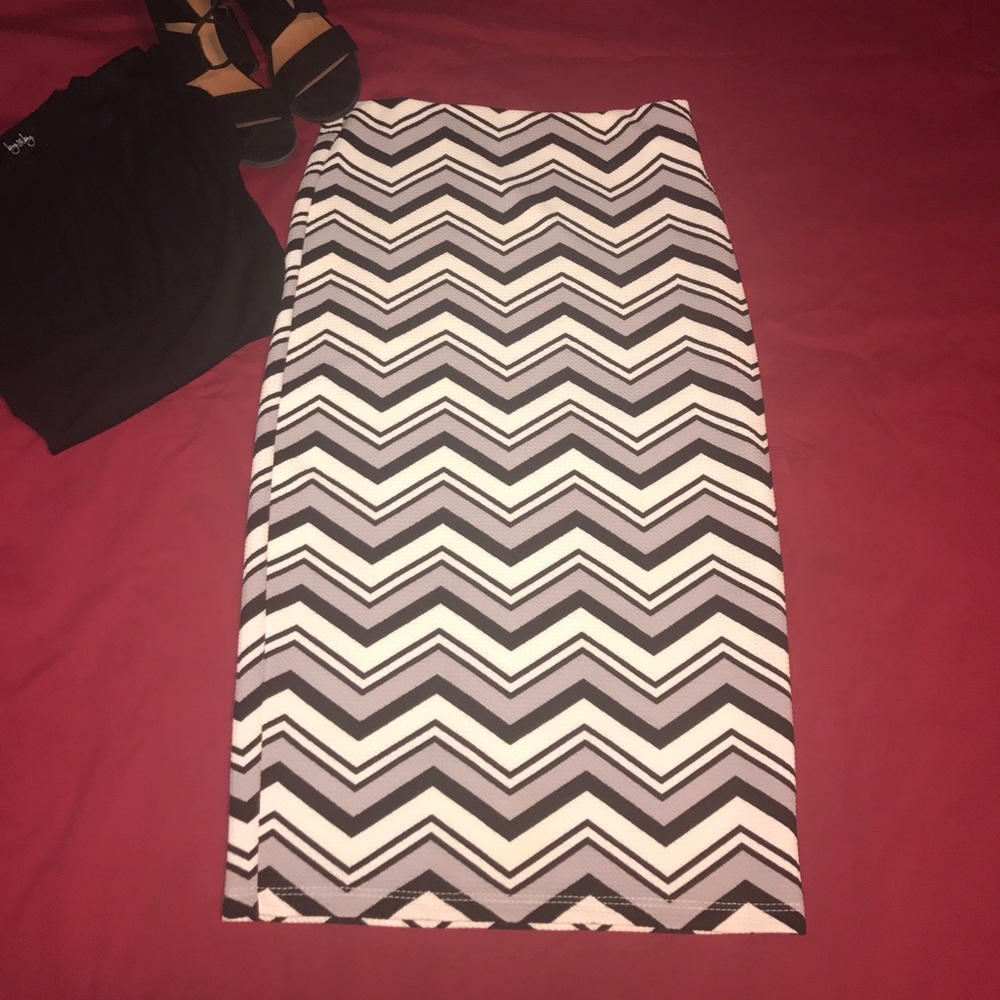 Super cute geometric pencil skirt ❤️