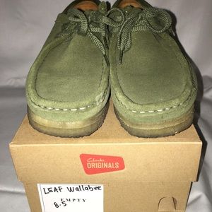 Green low top size 8.5 wallabee