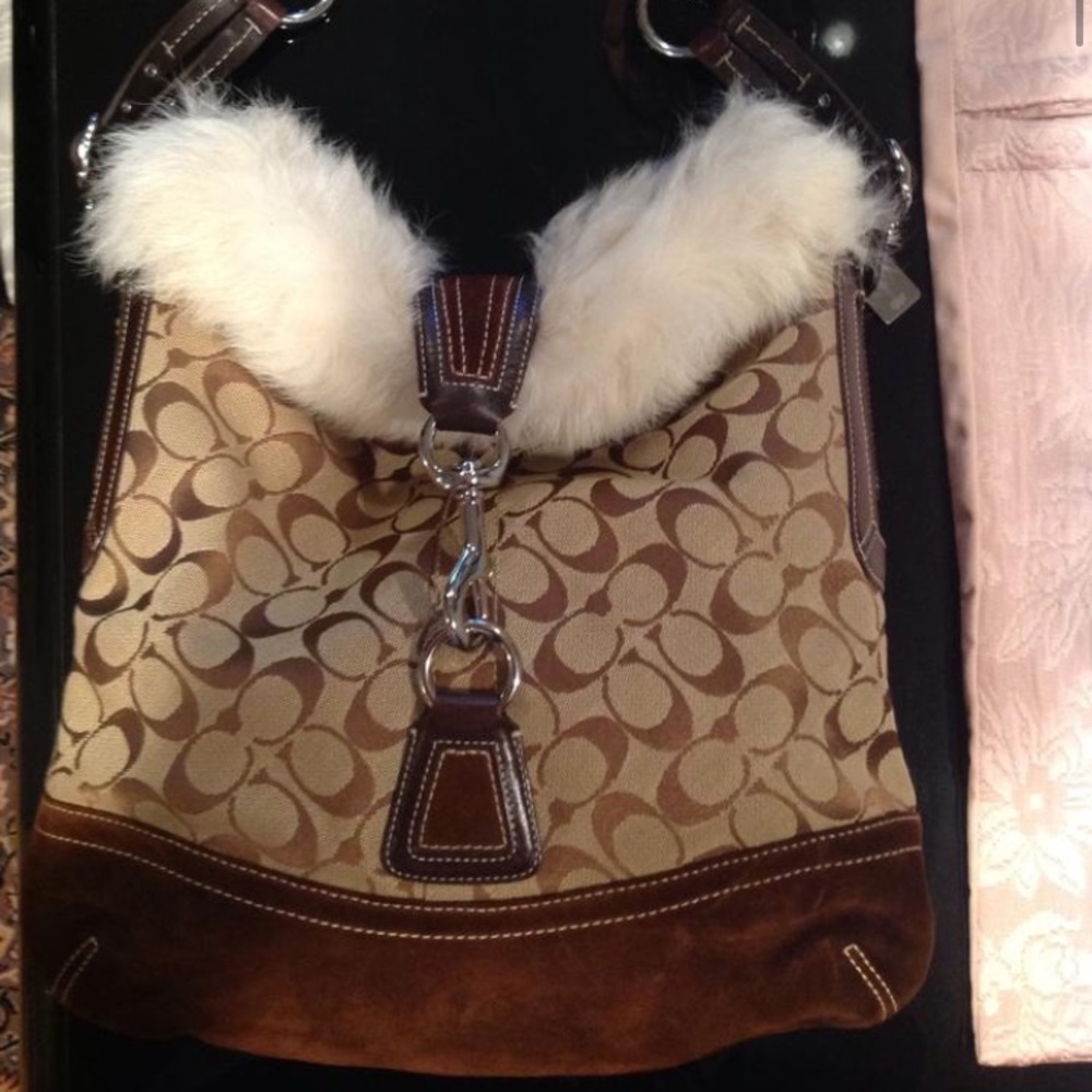 Signature Coach with Fox fur