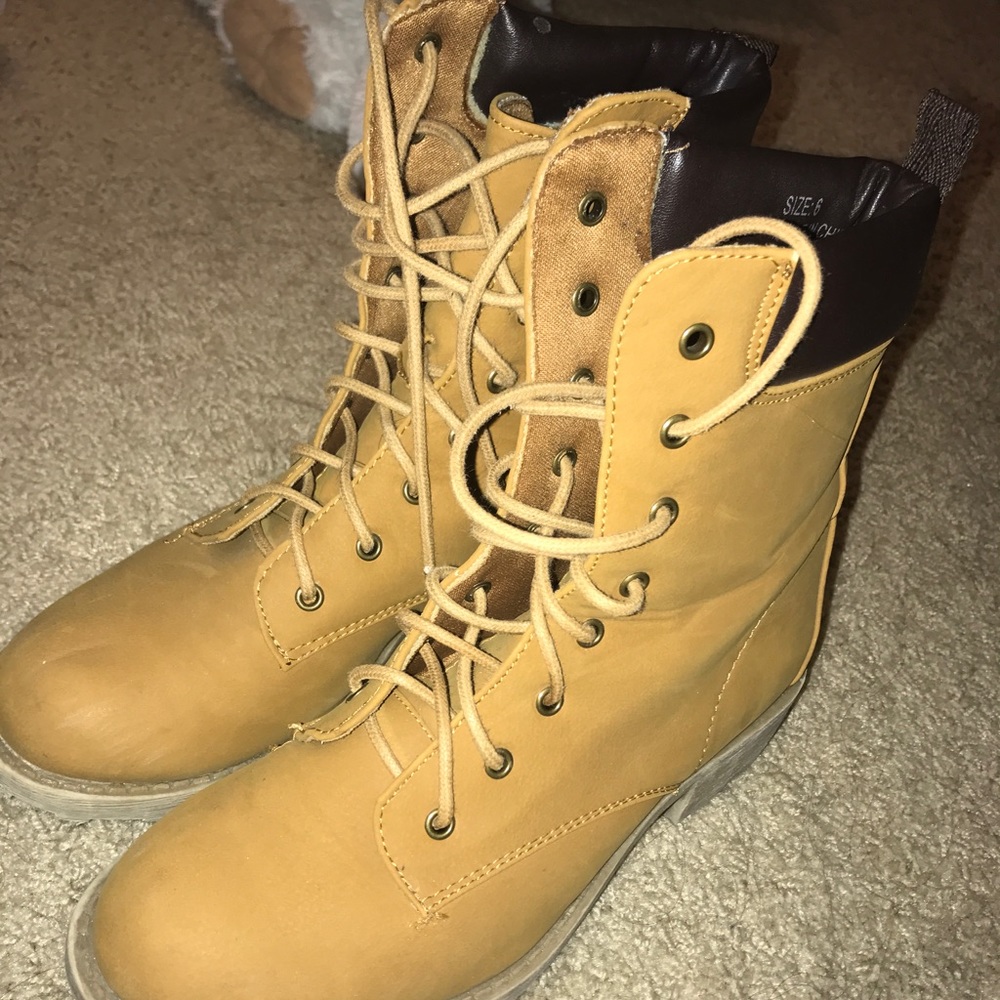 Tan/brown boots